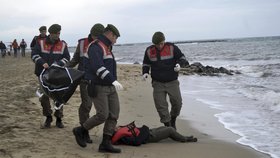 Moře vyplavilo 21 utonulých uprchlíků, ve vlnách zemřely i děti.