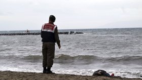 Moře vyplavilo 21 utonulých uprchlíků, ve vlnách zemřely i děti.