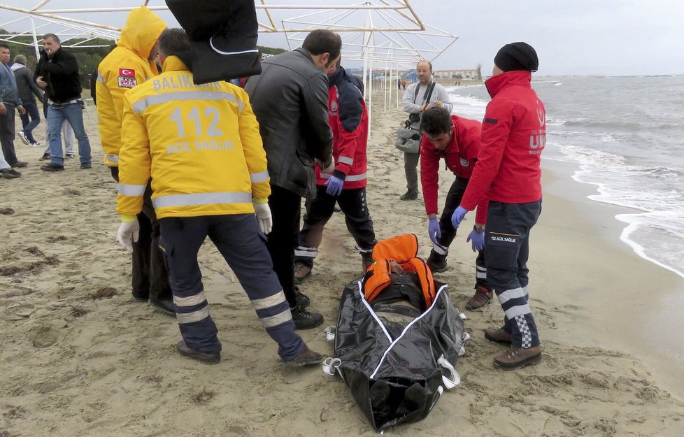 Moře vyplavilo 21 utonulých uprchlíků, ve vlnách zemřely i děti