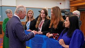 Princ Charles se v Belfastu setkal s Ukrajinkami, jež podporují své krajany v Británii (duben 2022).