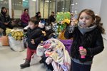 Do Brna dorazil 27. února 2022 autobus s uprchlíky z Ukrajiny. V očkovacím centru bývalé restaurace Bohéma pod Janáčkovým divadlem prošli testováním na covid-19 a dostali balíčky s potravinami.