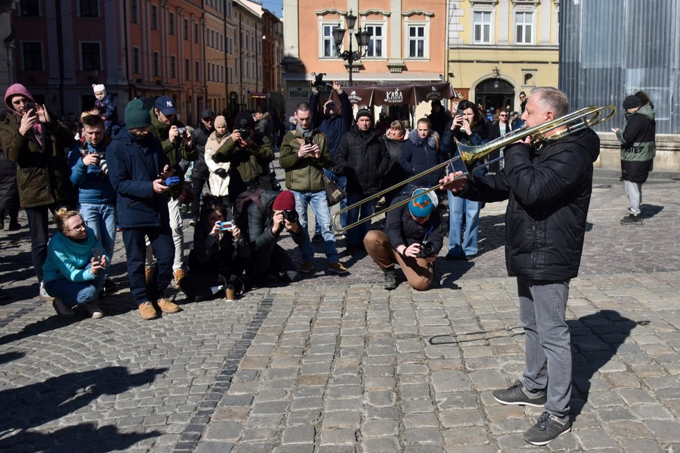 Trombonista Luhanské filharmonie uprchl do Lvova.