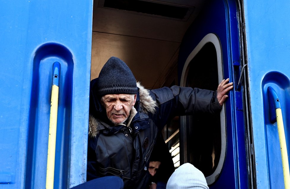 Senior ve Lvově nasedá do vlaku směr Polsko.