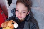 Tohoto ukrajinské chlapce s bolestmi břicha ošetřili jihomoravští záchranáři. Dítěti věnovali plyšového Defíka.