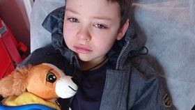 Tohoto ukrajinské chlapce s bolestmi břicha ošetřili jihomoravští záchranáři. Dítěti věnovali plyšového Defíka.