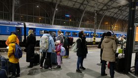Ukrajinci čekají na vlak do Přemyšle.