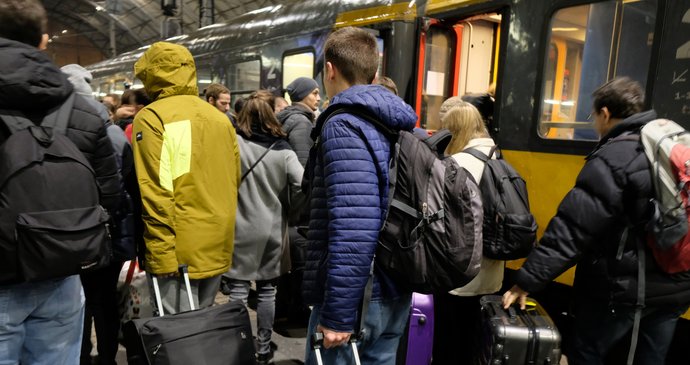 Ukrajinci nastupují do vlaku do Přemyšlu.