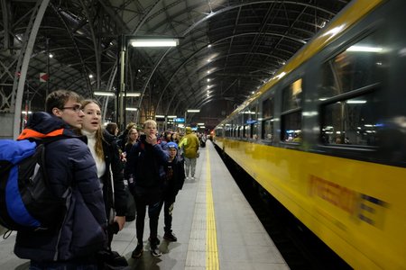 Ukrajinci čekají na vlak do Přemyšle.