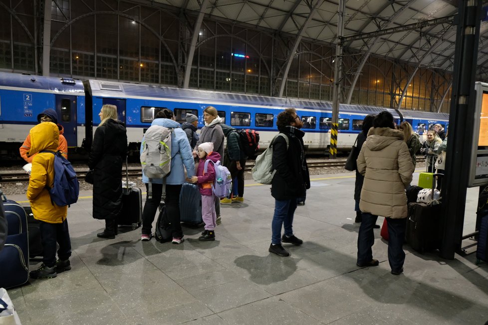 Ukrajinci čekají na vlak do Přemyšlu.