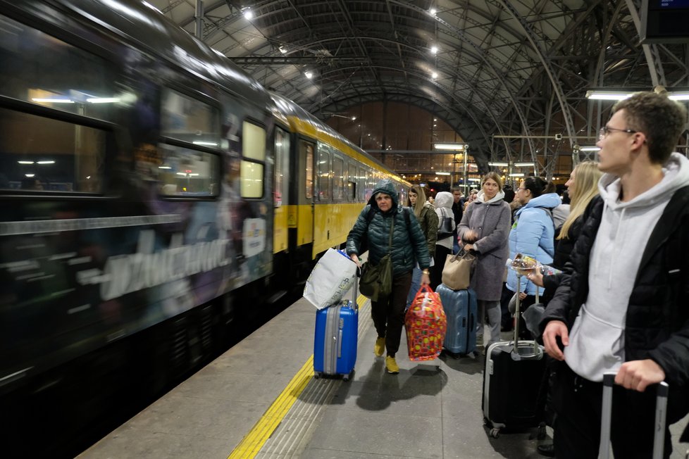 Ukrajinci čekají na vlak do Přemyšlu.
