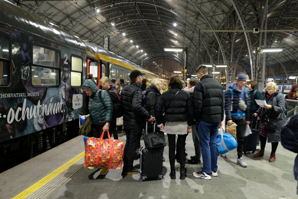 Ukrajinci nastupují do vlaku do Přemyšlu.