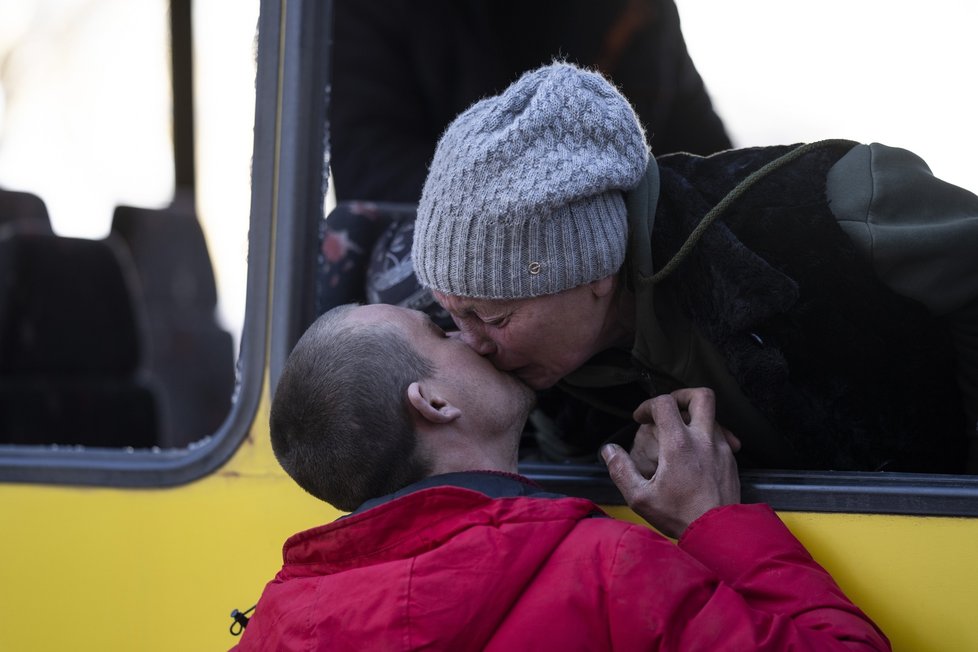 Uprchlíci na Ukrajině: Mykolaivna Shankarukina dává pusu svému synovi, když v pondělí 28. března 2022 odjížděla ze střediska ukrajinského Červeného kříže v Mykolaivu na jihu Ukrajiny