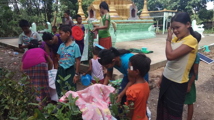 Vnitřní uprchlíci, kteří byli vysídleni z Rakhinského státu do jiných částí Barmy, dostali od Člověka v tísni potraviny, oblečení a nepromokavé plachty