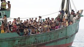 Uprchlíci do Evropy připlouvají na podobně chatrných lodích.