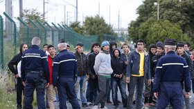 Stovky nelegálních imigrantů se snaží dostat z Francie do Velké Británie.