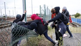 Uprchlíci přelézají plot a snaží se eurotunelem dostat do Velké Británie