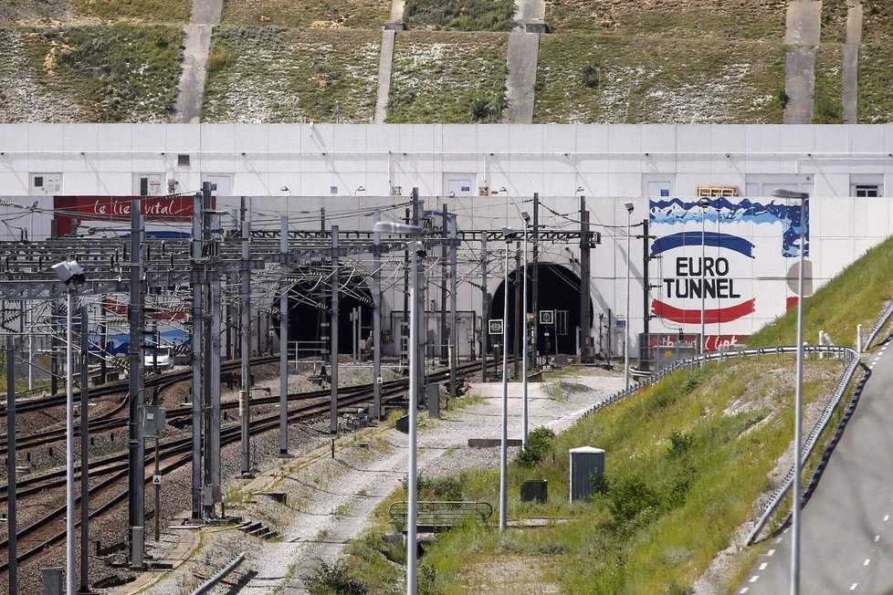 Běženci se snaží dostat z Francie do Británie tunelem pod Lamanšským průlivem.