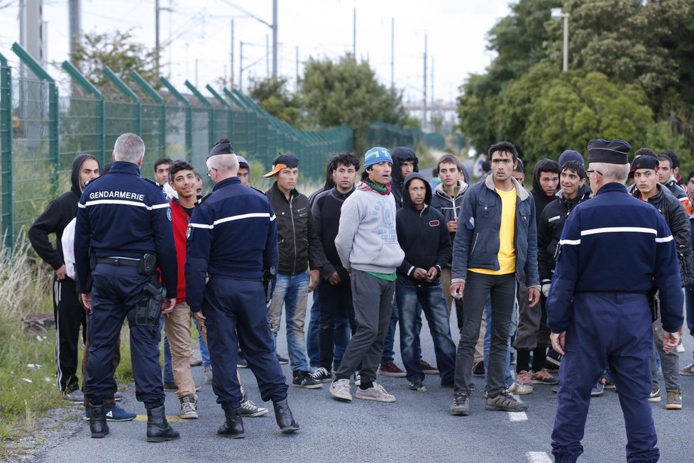 Stovky nelegálních imigrantů se snaží dostat z Francie do Velké Británie.