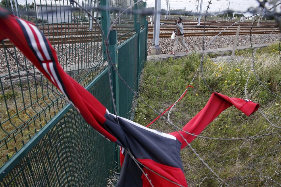 Úřady cestu do eurotunelu obehnaly vysokým plotem s ostnatým drátem. Ani to ale nestačí.