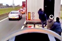 Děsivý útok uprchlíků: Vrhali se na slovenský kamion!