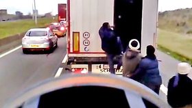 Uprchlíci se ve Francii dostali do slovenského kamionu.