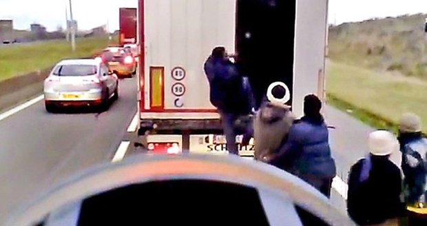 Děsivý útok uprchlíků: Vrhali se na slovenský kamion!