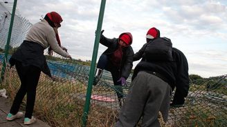 Běženci berou tunel do Anglie útokem. Úřady evidují až dva tisíce pokusů za noc