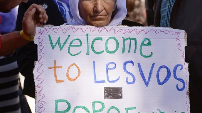 Uprchlíci vítají papeže na Lesbu