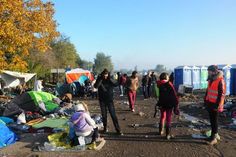 Tisíce uprchlíků, teploty padající k nule a ženy k sobě tisknou malé děti. Tak to je realita ze srbsko-chorvatských hranic. Čeští dobrovolníci tam už několik týdnů pomáhají.