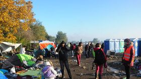 Tisíce uprchlíků, teploty padající k nule a ženy tisknoucí k sobě malé děti. Tak to je realita ze srbsko-chorvatských hranic. Čeští dobrovolníci tam už několik týdnů pomáhají.