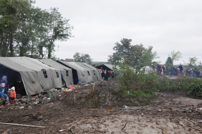 Tisíce uprchlíků, teploty padající k nule a ženy tisknoucí k sobě malé děti. Tak to je realita ze srbsko-chorvatských hranic. Čeští dobrovolníci tam už několik týdnů pomáhají.