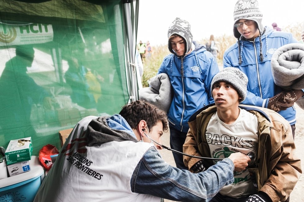 Pracovník Lékařů bez hranic Vladimír Andrić ošetřuje uprchlíka z Afghánistánu.