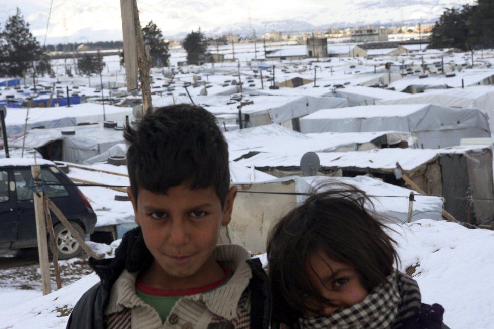 Syrští uprchlíci v zasněženém uprchlickém táboře Barelias ve východním Libanonu (2. ledna 2016)