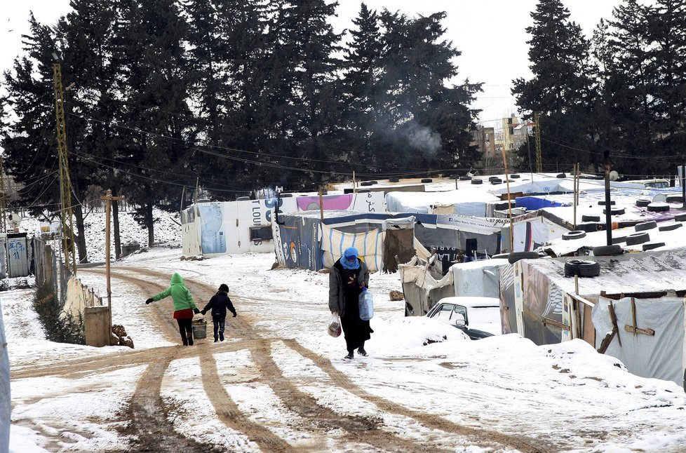 Syrští uprchlíci v zasněženém uprchlickém táboře Barelias ve východním Libanonu (2. ledna 2016)