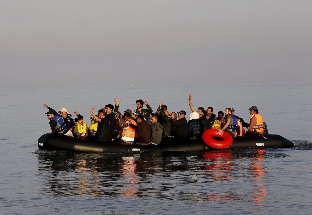 Uprchlíci putují do Evropy po moři.