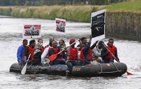 Uprchlíci na přeplněném člunu