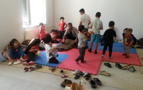 Čtyři syrské rodiny s malými dětmi zadrželi policisté na Šumavě.