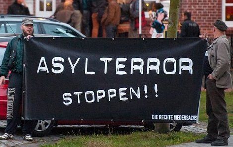Utečence vítají plakáty: Zastavte migrační teror!