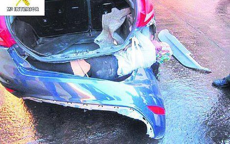Marocký migrant byl v nárazníku auta narvaný jako sardinka.