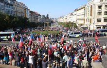 Stovky lidí v Praze řekly: Uprchlíky tady nechceme! A kousek od nich migranty zase vítali...