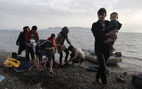 Tisíce uprchlíků v posledních dnech zaplavují řecké a italské ostrovy.