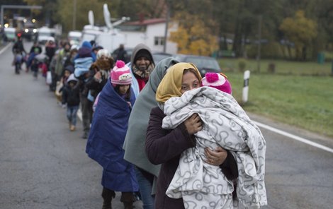 Ani zima migranty neodradila, denně jich do Evropy proudí kolem osmi tisíc.