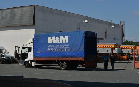 V tomto voze policisté našli 76 běženců.