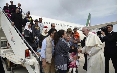 František vítá syrské rodiny v Římě.