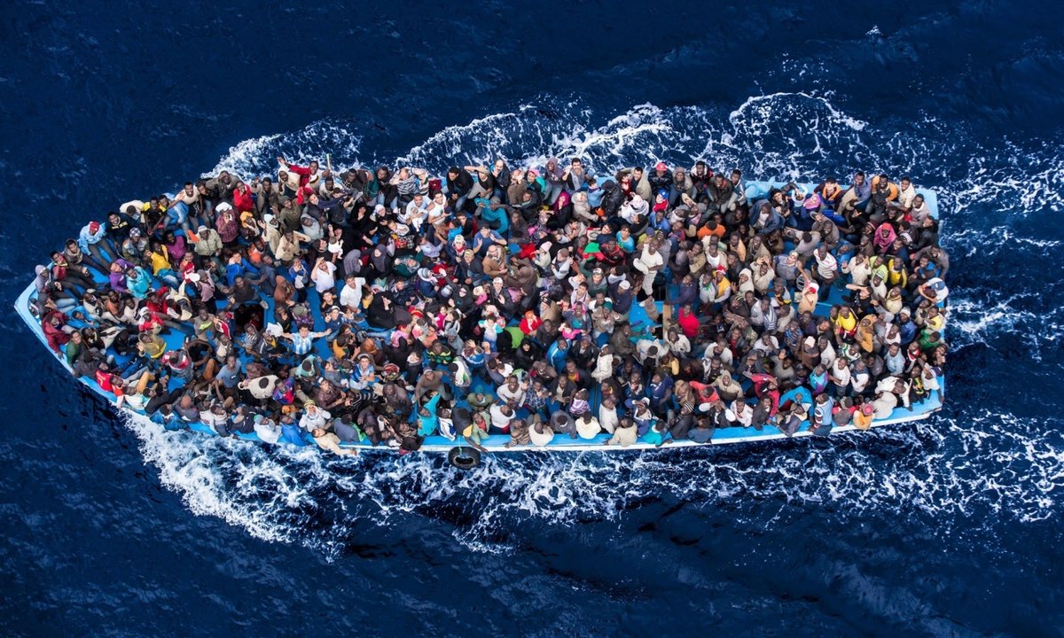 Přeplněné lodě s imigranty.