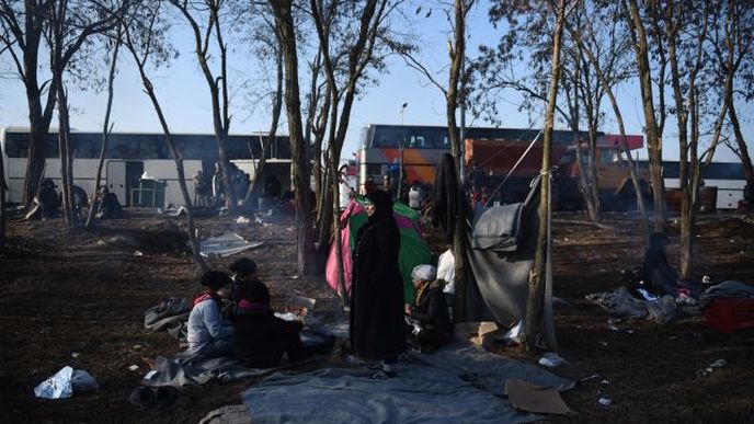Syrská rodina odpočívá u pumpy v severořecké vesnici Idomeni