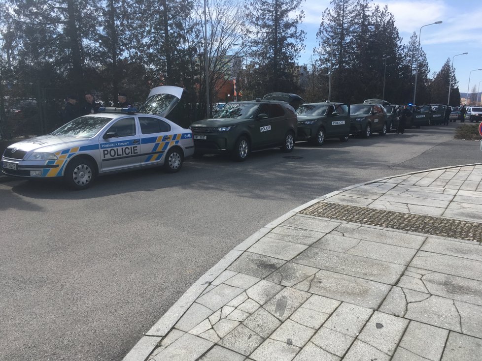 Na Balkán se policisté vypraví i s novými vozy značky Land Rover, těch Policie nakoupila dvě desítky poté, co se v náročném terénu neosvědčily poloterénní vozy značky Hyunday