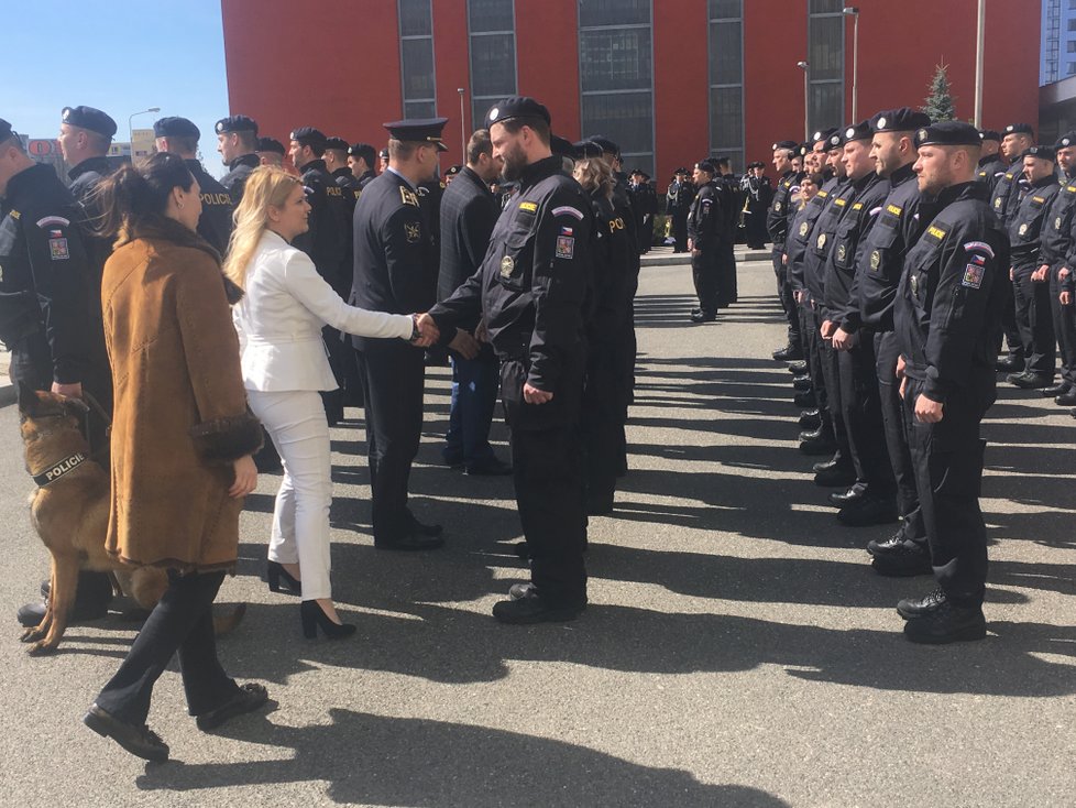 Do Makedonie a Srbska vyrazilo dalších 55 českých policistů bojovat s uprchlickou krizí