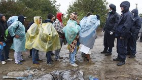Někteří uprchlíci si nevzali teplé oblečení, dostávají ho tak od charit