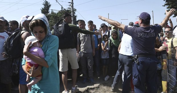 Komise přitvrzuje s kvótami, uprchlíky chce rozdělovat při každé krizi 